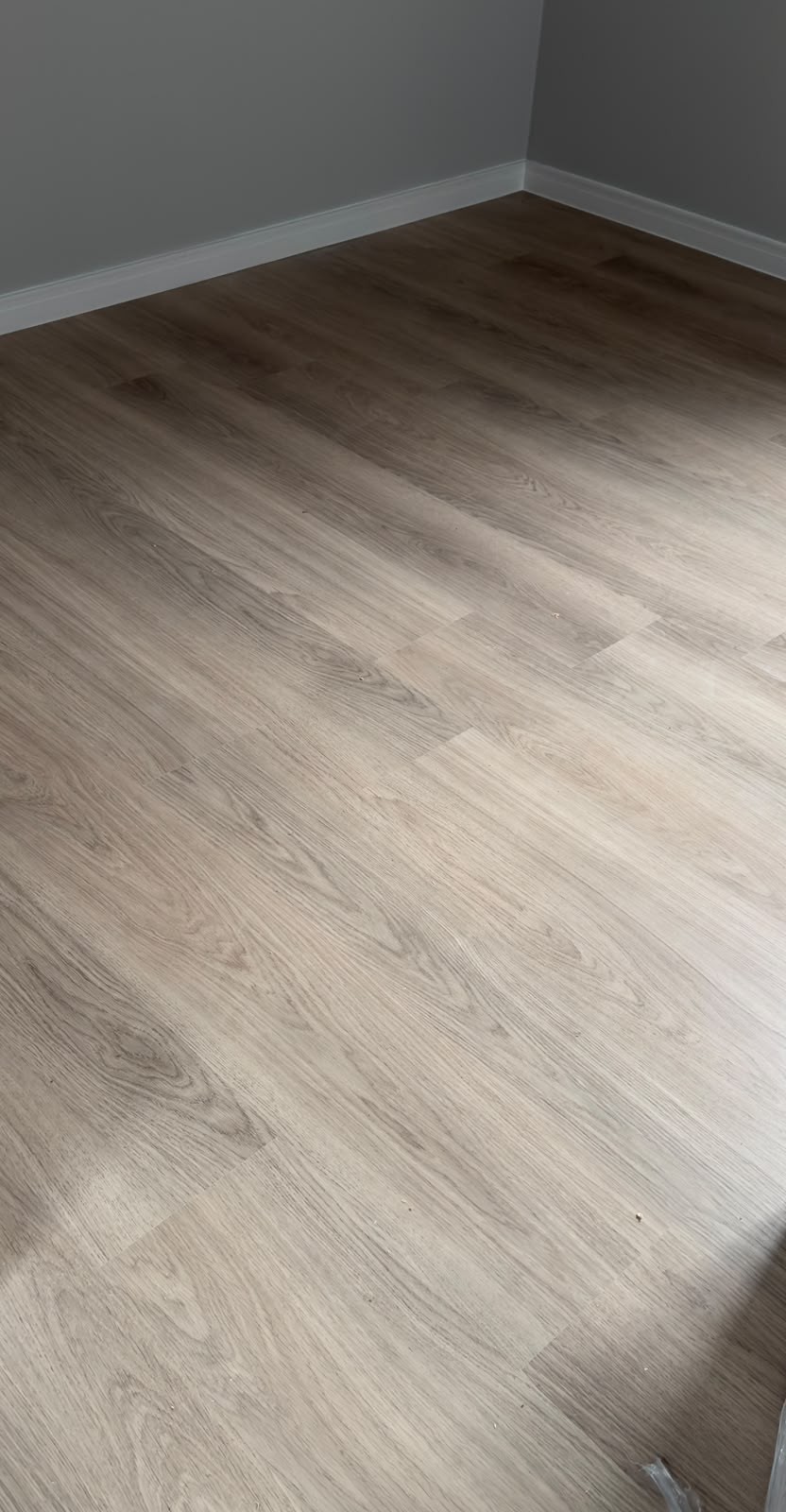 Piso amadeirado em tom acinzentado em um quarto